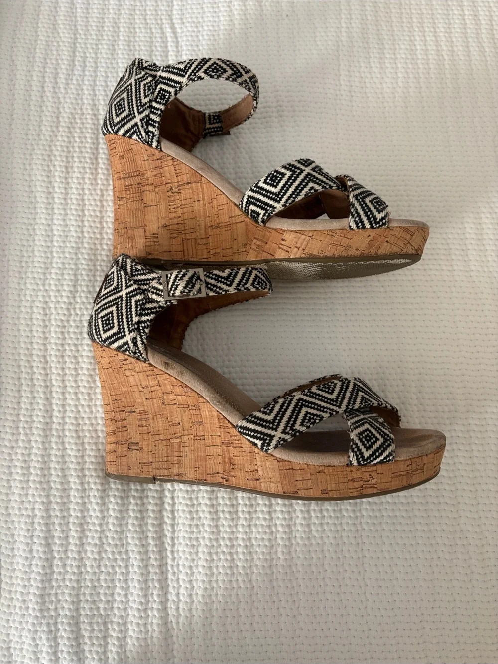 TOMS Black and White Geometric Espadrille Wedges 4” heel. Sz 9.5